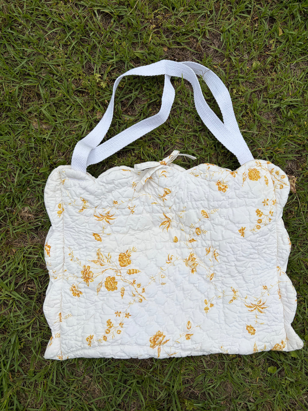 Quilted tote with scalloped edges