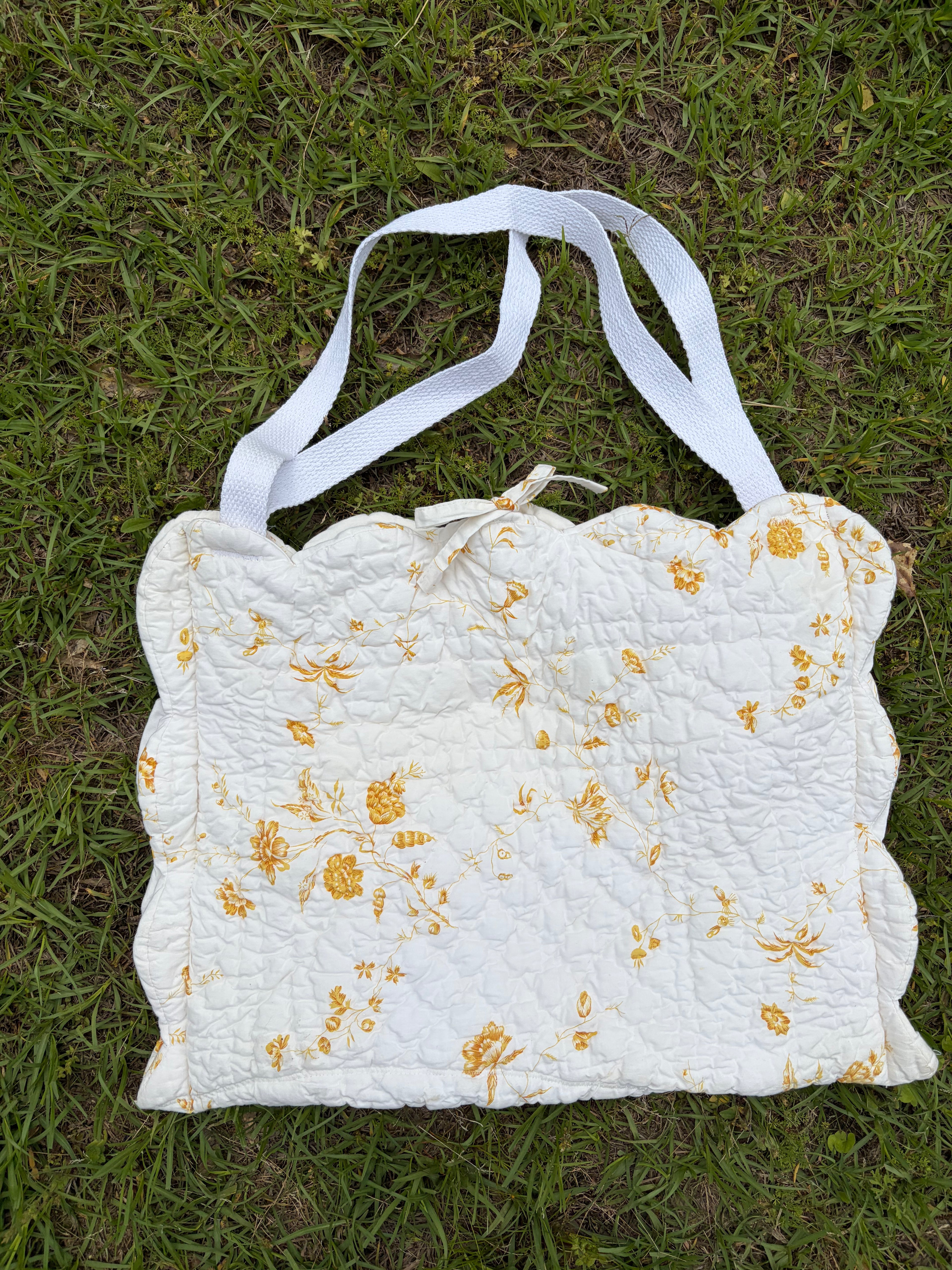 Quilted tote with scalloped edges